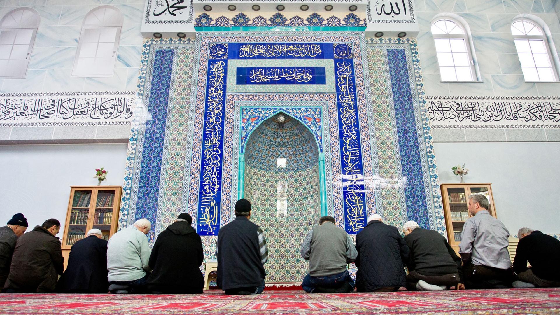 Muslime beim Nachmittagsgebet in der Eyüp-Sultan-Moschee in Nürnberg Muslime beim Nachmittagsgebet in der Eyüp-Sultan-Moschee in Nürnberg
