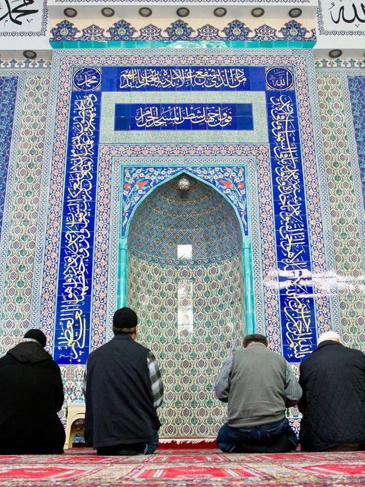 Muslime beim Nachmittagsgebet in der Eyüp-Sultan-Moschee in Nürnberg