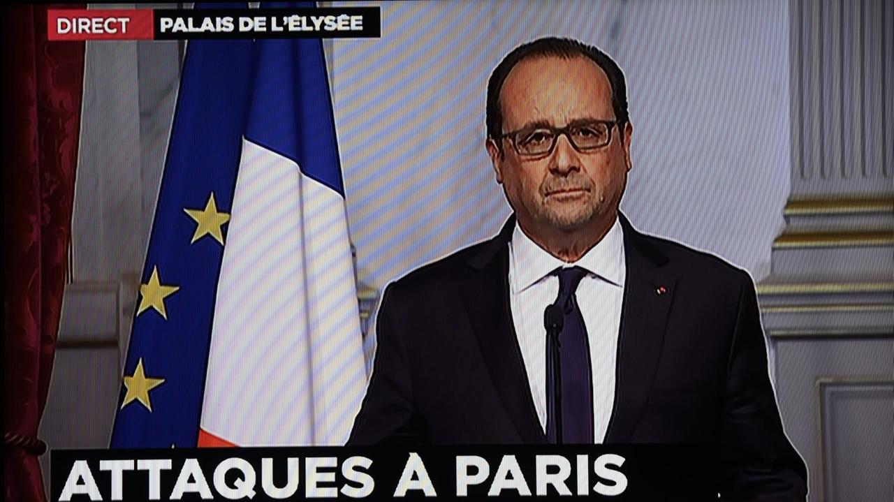 Fernsehbild von François Hollande bei seiner Ansprache. Fernsehbild von François Hollande bei seiner Ansprache.