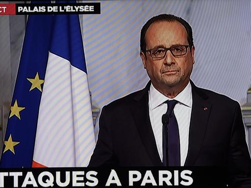 Fernsehbild von François Hollande bei seiner Ansprache.