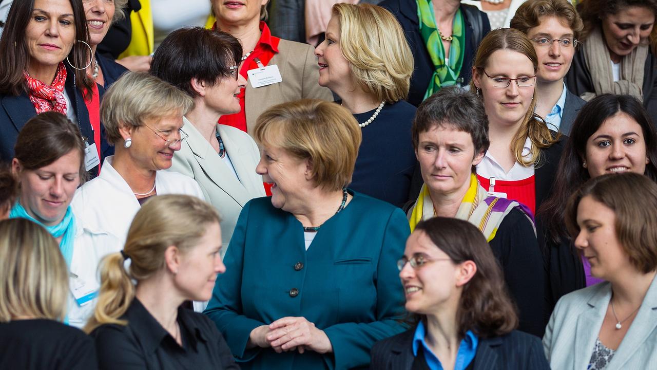 Bundeskanzlerin Merkel trifft im Mai 2013 Frauen in Führungspositionen.