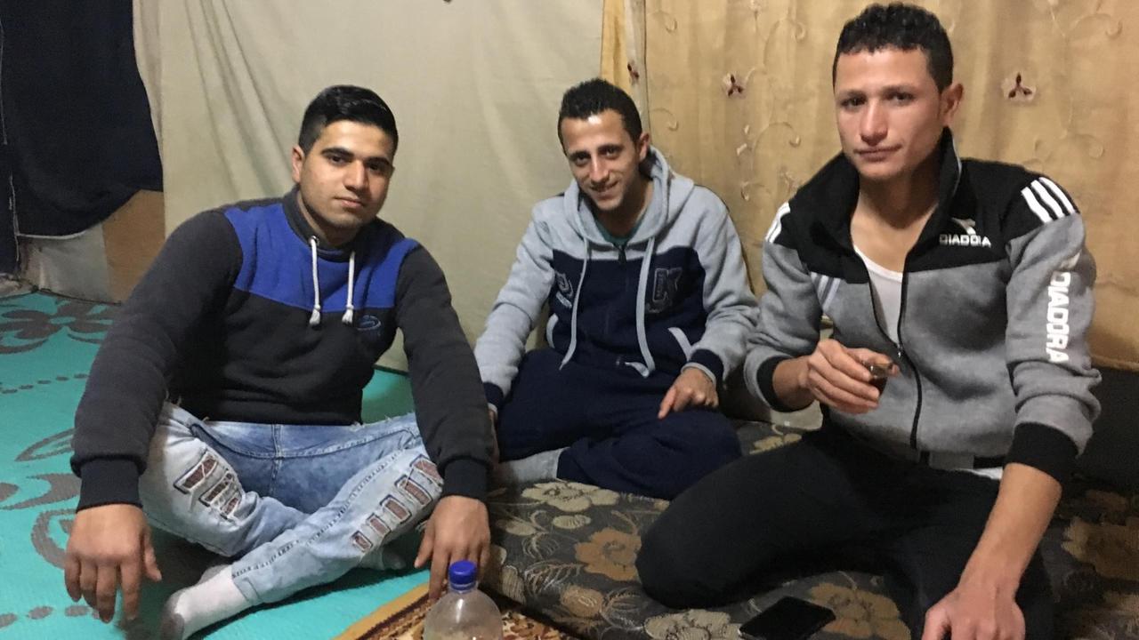 Auch die jungen Männer im Camp von Tell Abbas erleben die Ablehnung der libanesischen Bevölkerung Auch die jungen Männer im Camp von Tell Abbas erleben die Ablehnung der libanesischen Bevölkerung