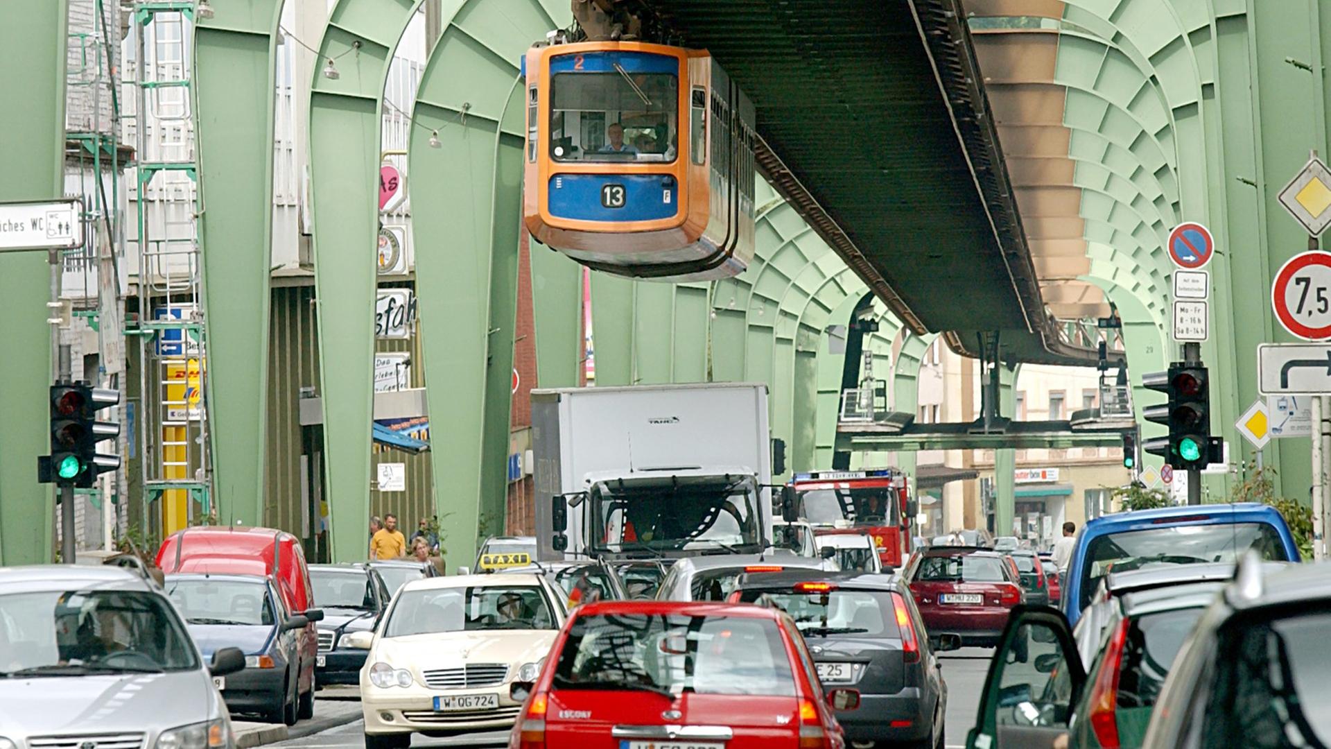 Die Wuppertaler Schwebebahn über der Sonnbornerstraße. Die Wuppertaler Schwebebahn über der Sonnbornerstraße.