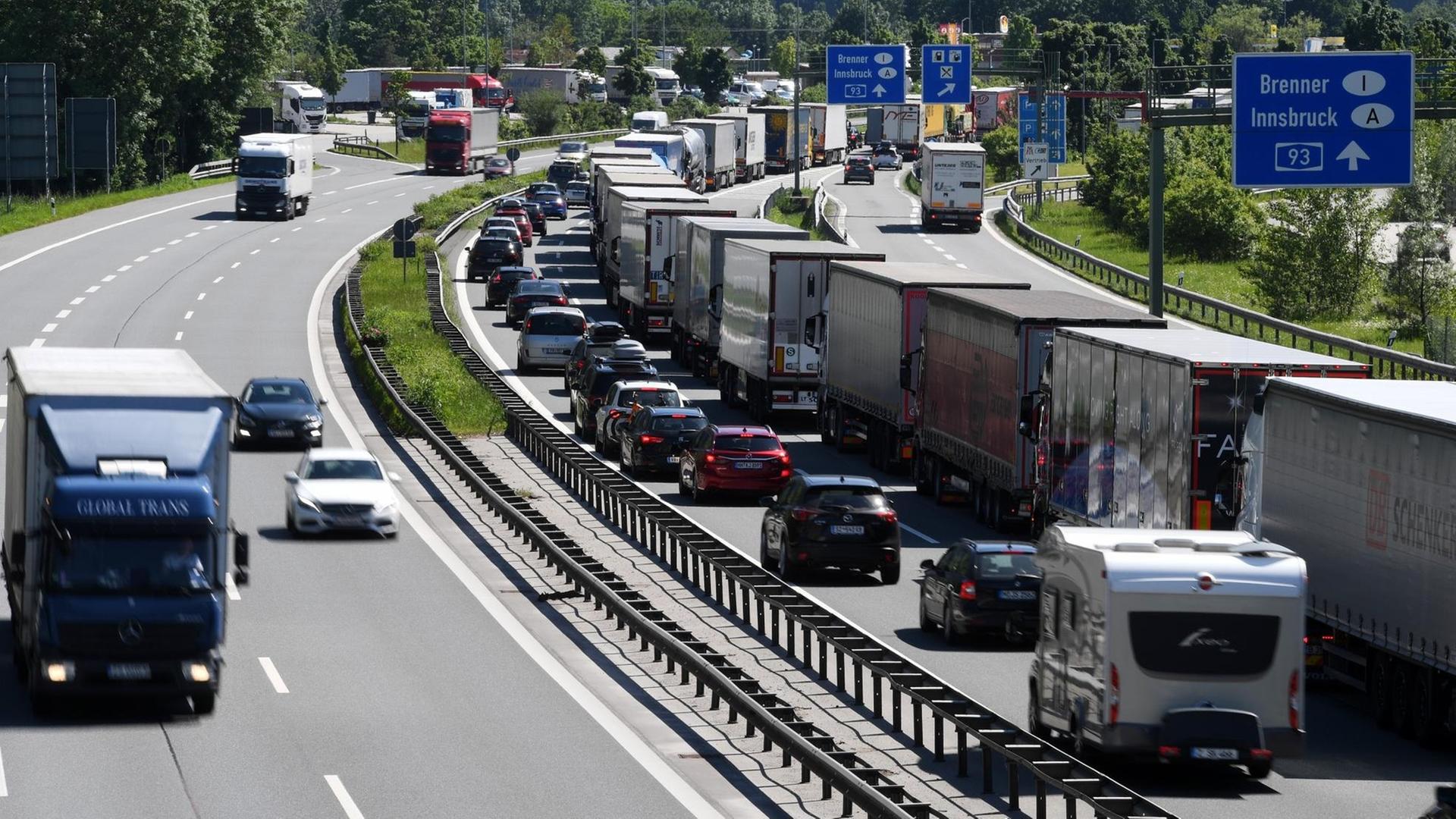 Lkw stehen auf der Autobahn A93 Richtung Österreich im Stau.