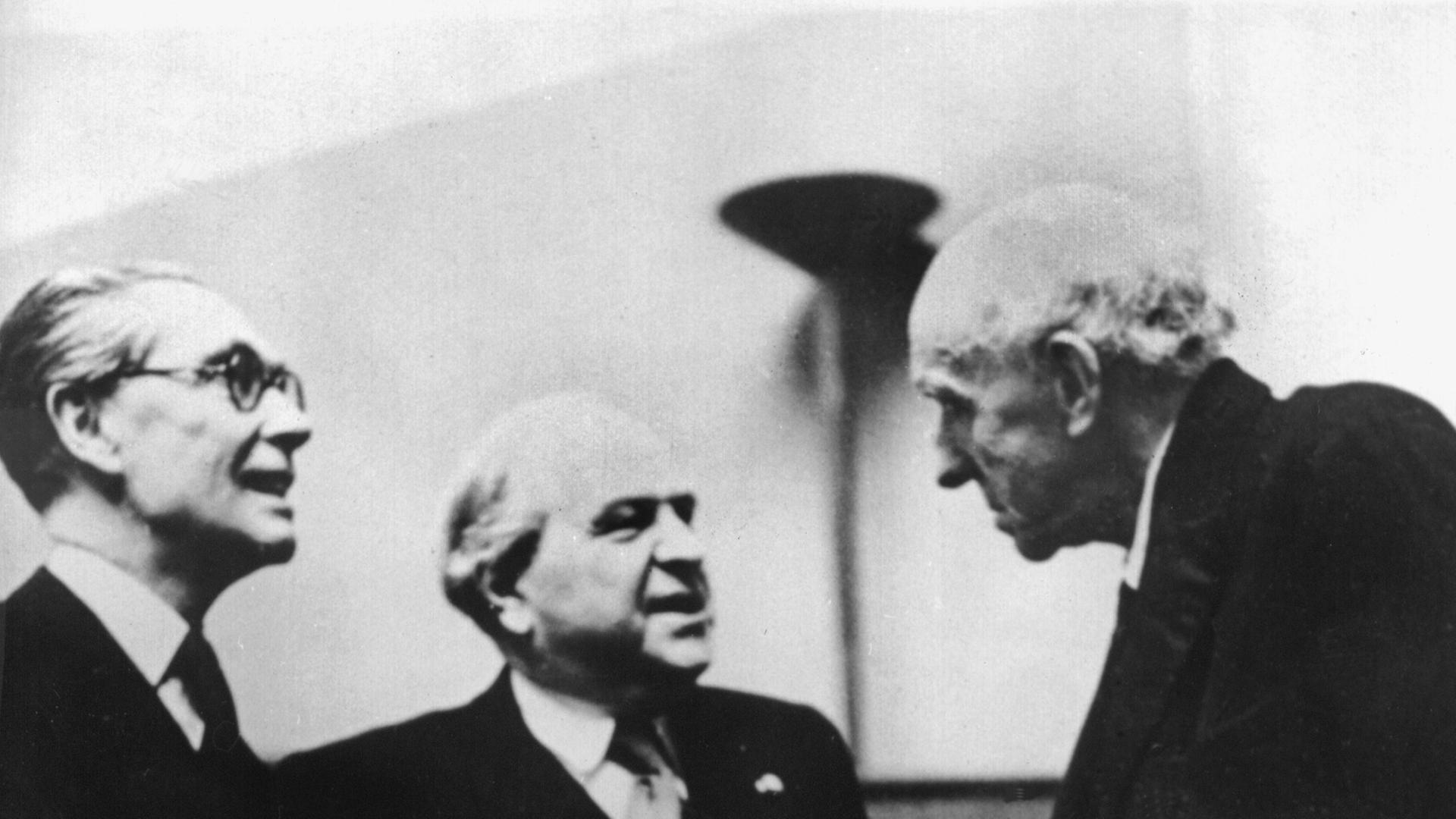 Der britische Staatsminister Philip John Noel-Baker (L.), der norwegische Politiker Carl Joachim Hambro (M.) und Lord Edgar Algernon Robert Cecil (R.) während der letzten Sitzungsperiode des Völkerbundes am 12.4.1946 in Genf. Der britische Staatsminister Philip John Noel-Baker (L.), der norwegische Politiker Carl Joachim Hambro (M.) und Lord Edgar Algernon Robert Cecil (R.) während der letzten Sitzungsperiode des Völkerbundes am 12.4.1946 in Genf.