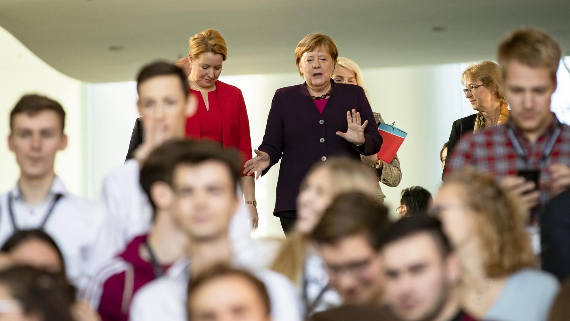 Das Bild zeigt Bundeskanzlerin Angela Merkel und Bundesfamilienministerin Franziska Giffey.