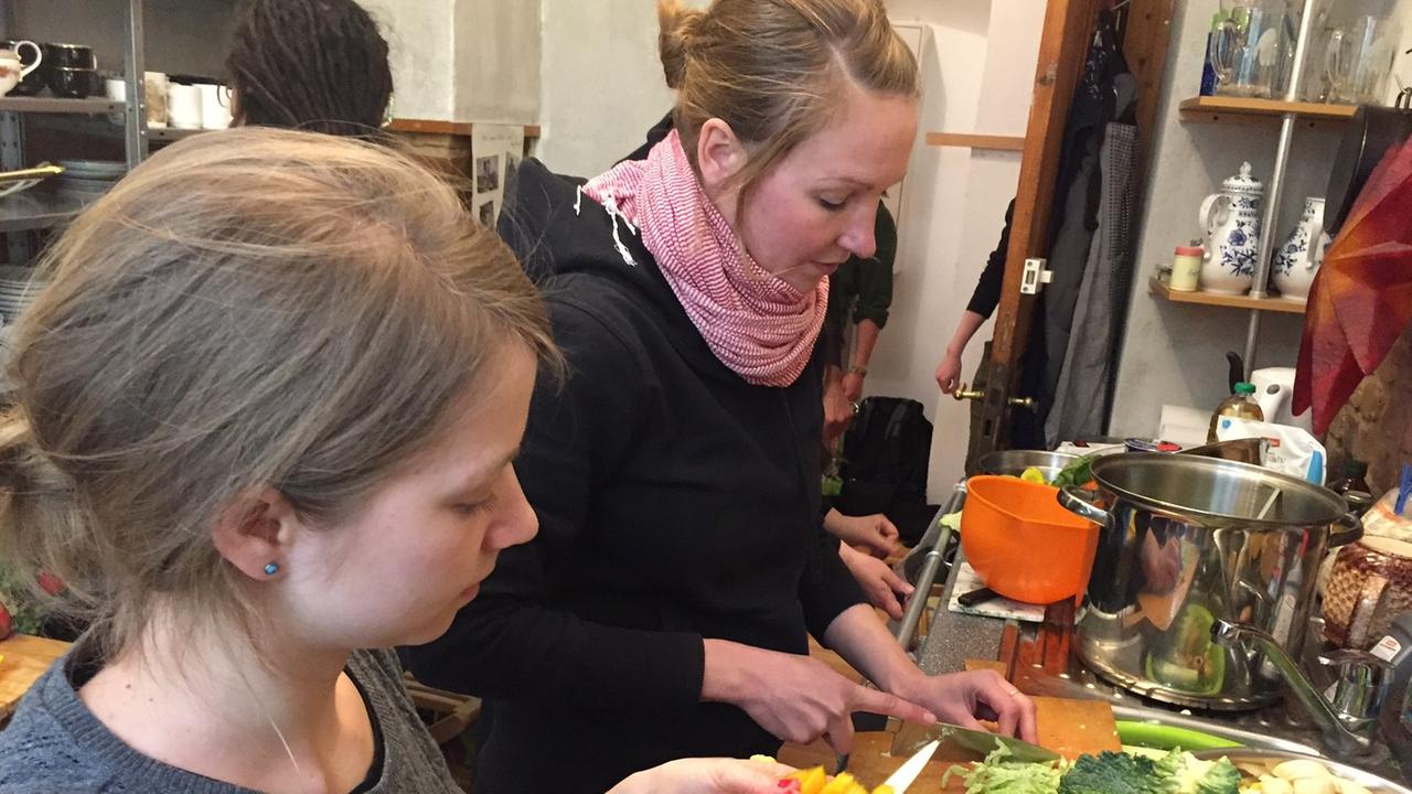 Die "Foodsaver" Marina und Sarah bereiten Lebensmittel zu, die sie vor der Mülltonne gerettet haben Die "Foodsaver" Marina und Sarah bereiten Lebensmittel zu, die sie vor der Mülltonne gerettet haben