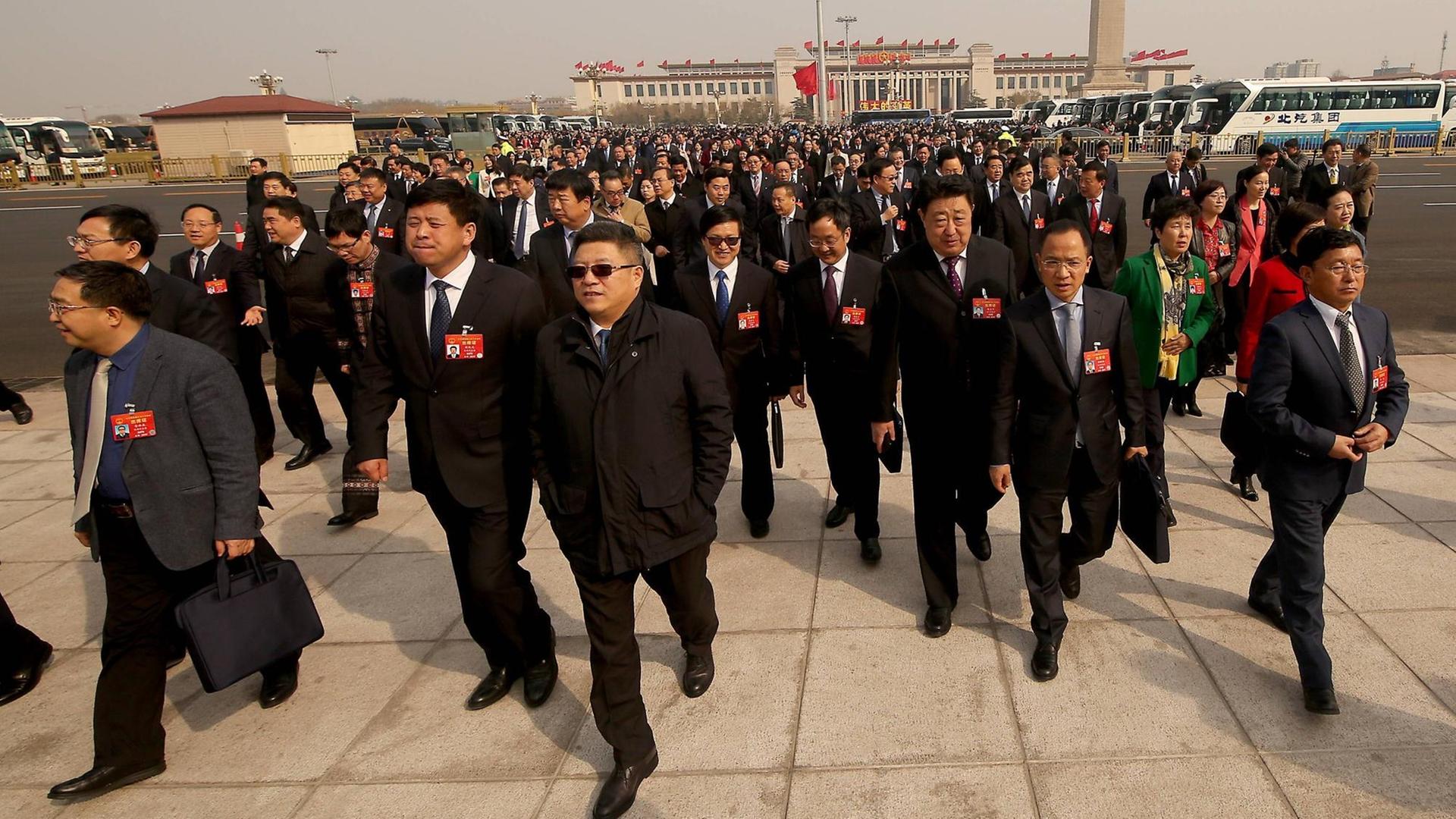 Chinesische Delegierte bei der Ankunft zum Volkskongress in Peking Chinesische Delegierte bei der Ankunft zum Volkskongress in Peking