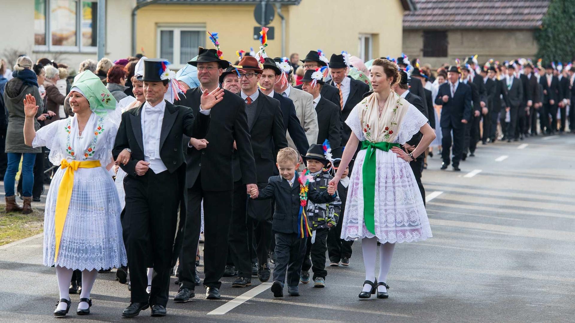 Paare in original sorbischer Festtagstracht gehen am 06.02.2016 beim traditionellen Zapust, der sorbisch-wendischen Fastnacht, durch den Ort Jänschwalde (Brandenburg). An der 140. Fastnacht nahmen etwa 115 Paare teil. Mit dem Fastnachtsumzug in den Dörfern der Lausitz wird nach altem Brauch der Winter ausgetrieben. Paare in original sorbischer Festtagstracht gehen am 06.02.2016 beim traditionellen Zapust, der sorbisch-wendischen Fastnacht, durch den Ort Jänschwalde (Brandenburg). An der 140. Fastnacht nahmen etwa 115 Paare teil. Mit dem Fastnachtsumzug in den Dörfern der Lausitz wird nach altem Brauch der Winter ausgetrieben.
