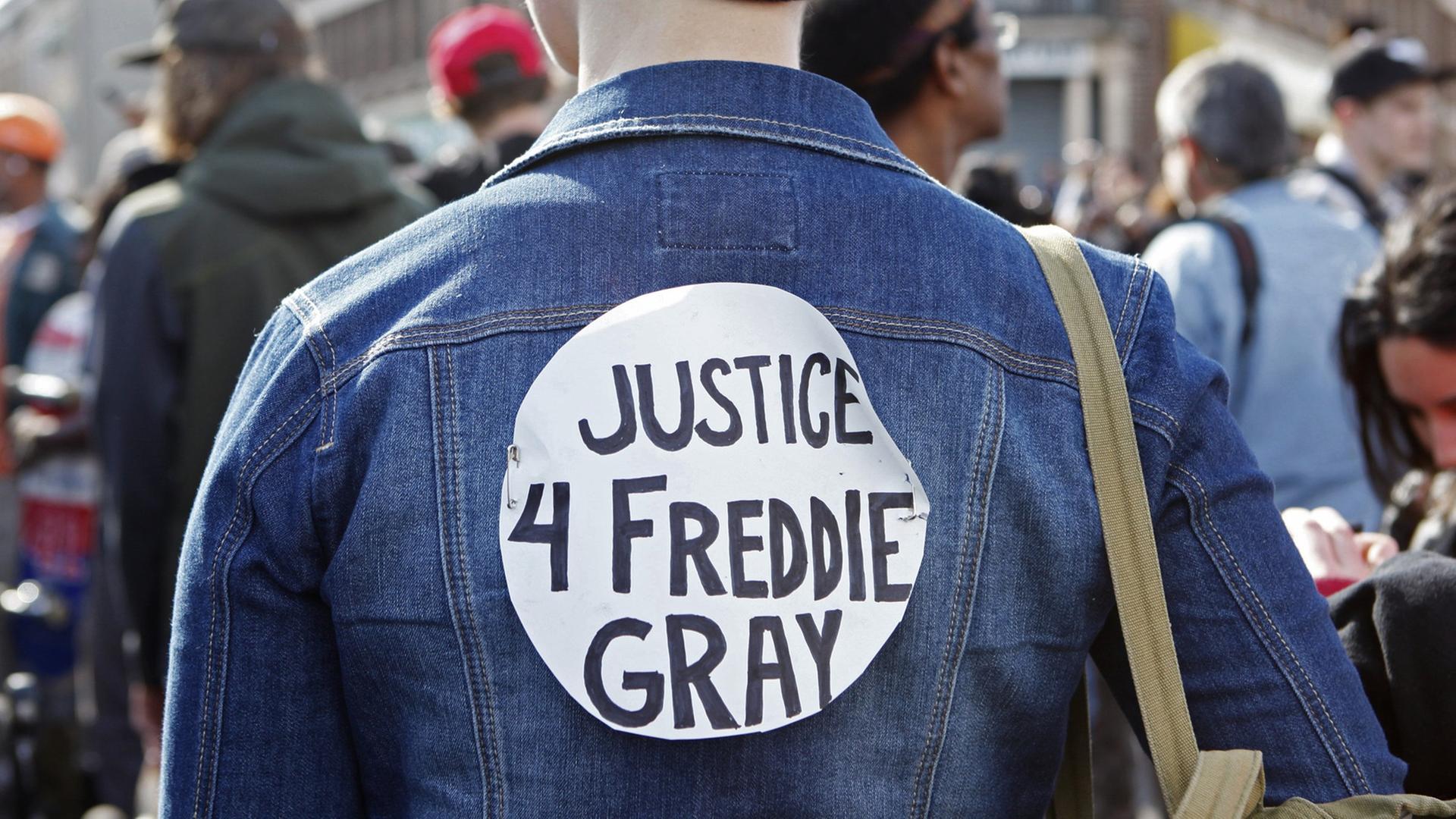 Menschen protestieren in Baltimore gegen Polizeigewalt. Menschen protestieren in Baltimore gegen Polizeigewalt.