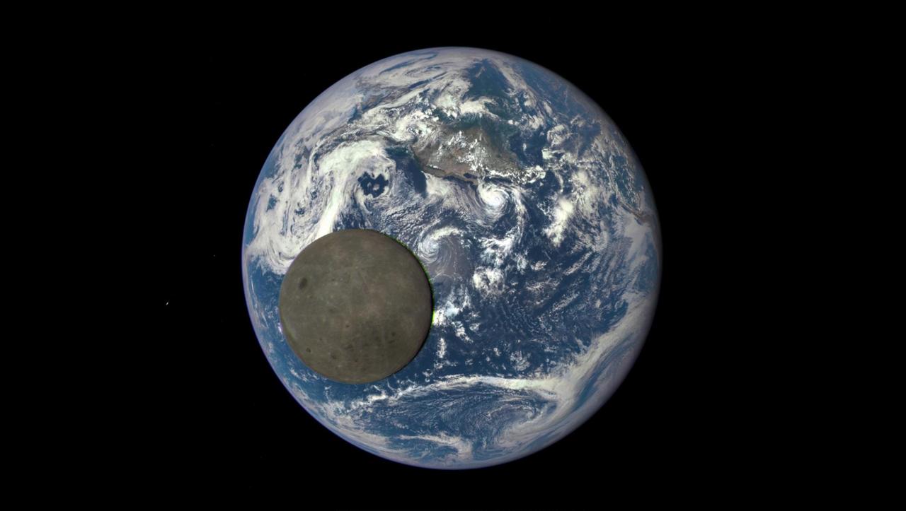 Der Mond mit voll beleuchteter Rückseite vor der Erde 