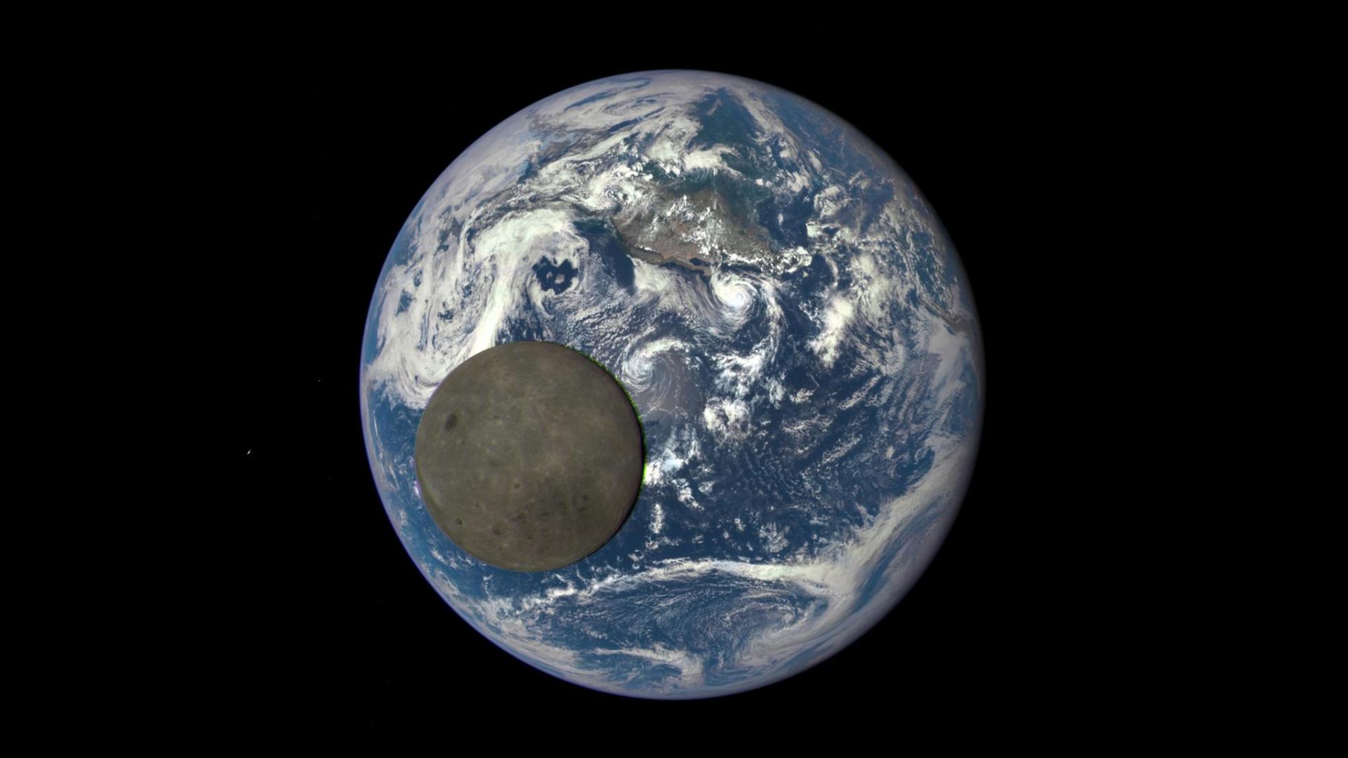 Der Mond mit voll beleuchteter Rückseite vor der Erde Der Mond mit voll beleuchteter Rückseite vor der Erde