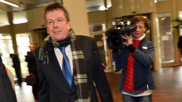 Der Wettermoderator Jörg Kachelmann kommt am 25.02.2015 in das Landgericht in Köln.