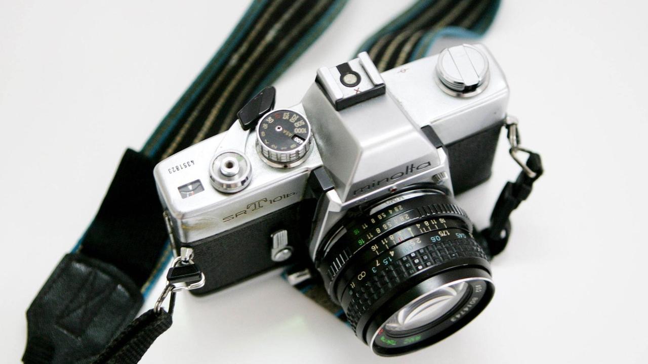 Eine analoge Spiegelreflexkamera Minolta SRT 101b von 1975