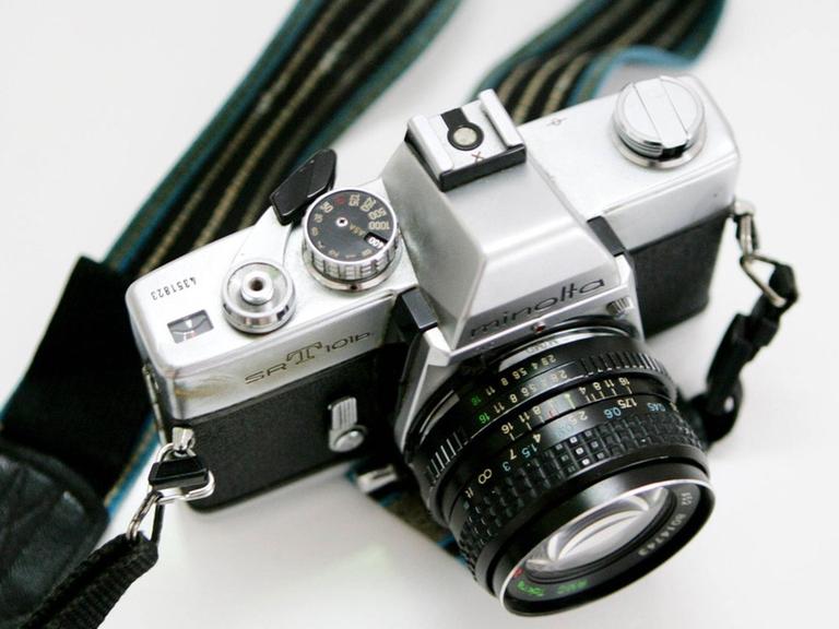 Eine analoge Spiegelreflexkamera Minolta SRT 101b von 1975