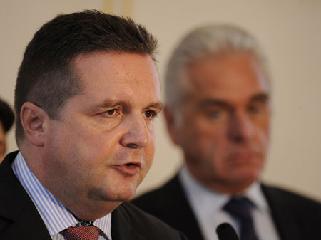 Der baden-wuerttembergische Ministerpraesident Stefan Mappus (CDU) spricht am Freitag (01.10.10) in Stuttgart waehrend einer Pressekonferenz zum Polizeieinsatz gegen "Stuttgart 21"-Demonstranten neben Baden-Wuerttembergs Justizminister Heribert Rech (CDU) Der baden-wuerttembergische Ministerpraesident Stefan Mappus (CDU) spricht am Freitag (01.10.10) in Stuttgart waehrend einer Pressekonferenz zum Polizeieinsatz gegen "Stuttgart 21"-Demonstranten neben Baden-Wuerttembergs Justizminister Heribert Rech (CDU)