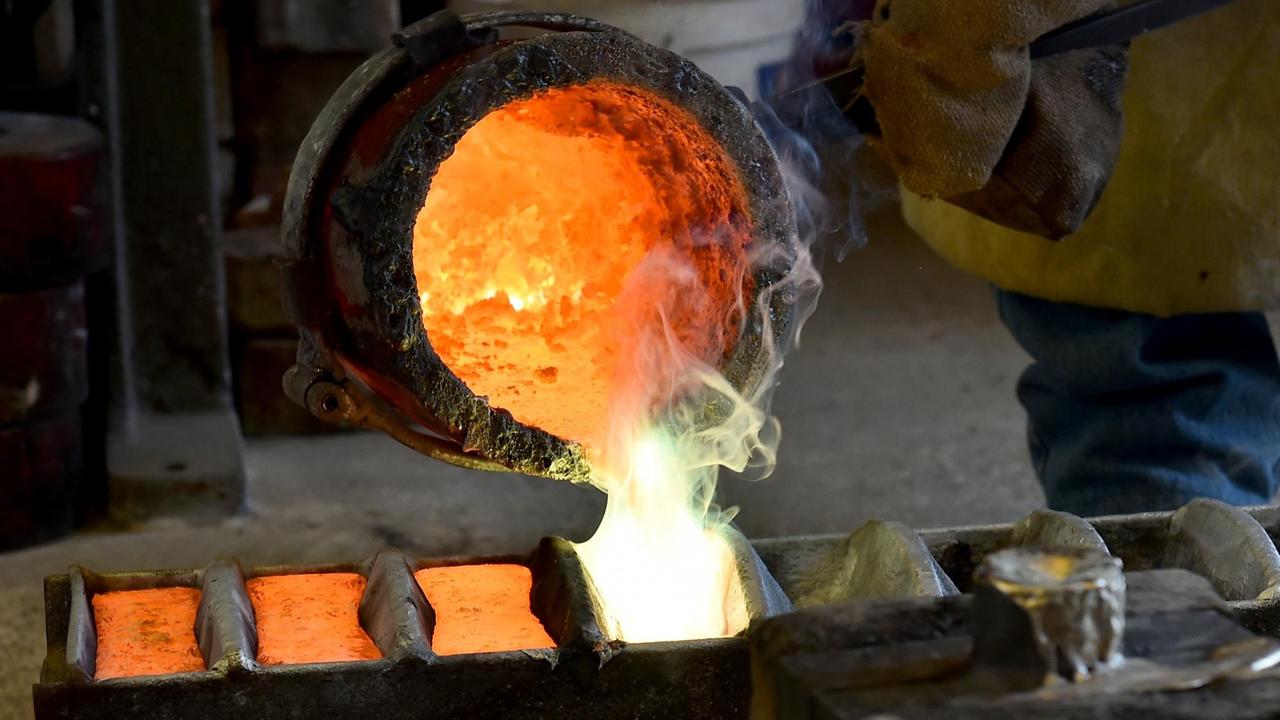 Geschmolzene Bronze wird in der Kunstgießerei von Wolfgang Gregor in Formen gegossen. Geschmolzene Bronze wird in der Kunstgießerei von Wolfgang Gregor in Formen gegossen.