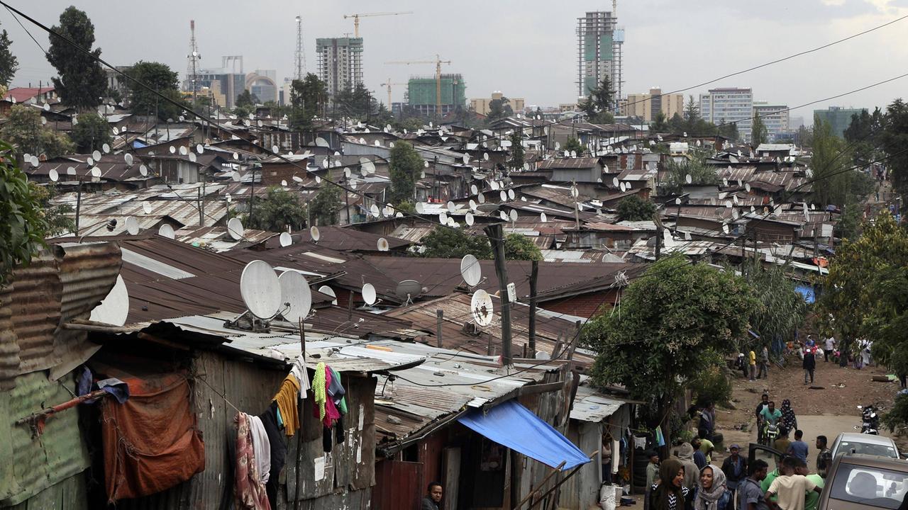 Armenviertel mit Wellblechhütten am Stadtrand von Addis Abeba, Hauptstadt Äthiopiens