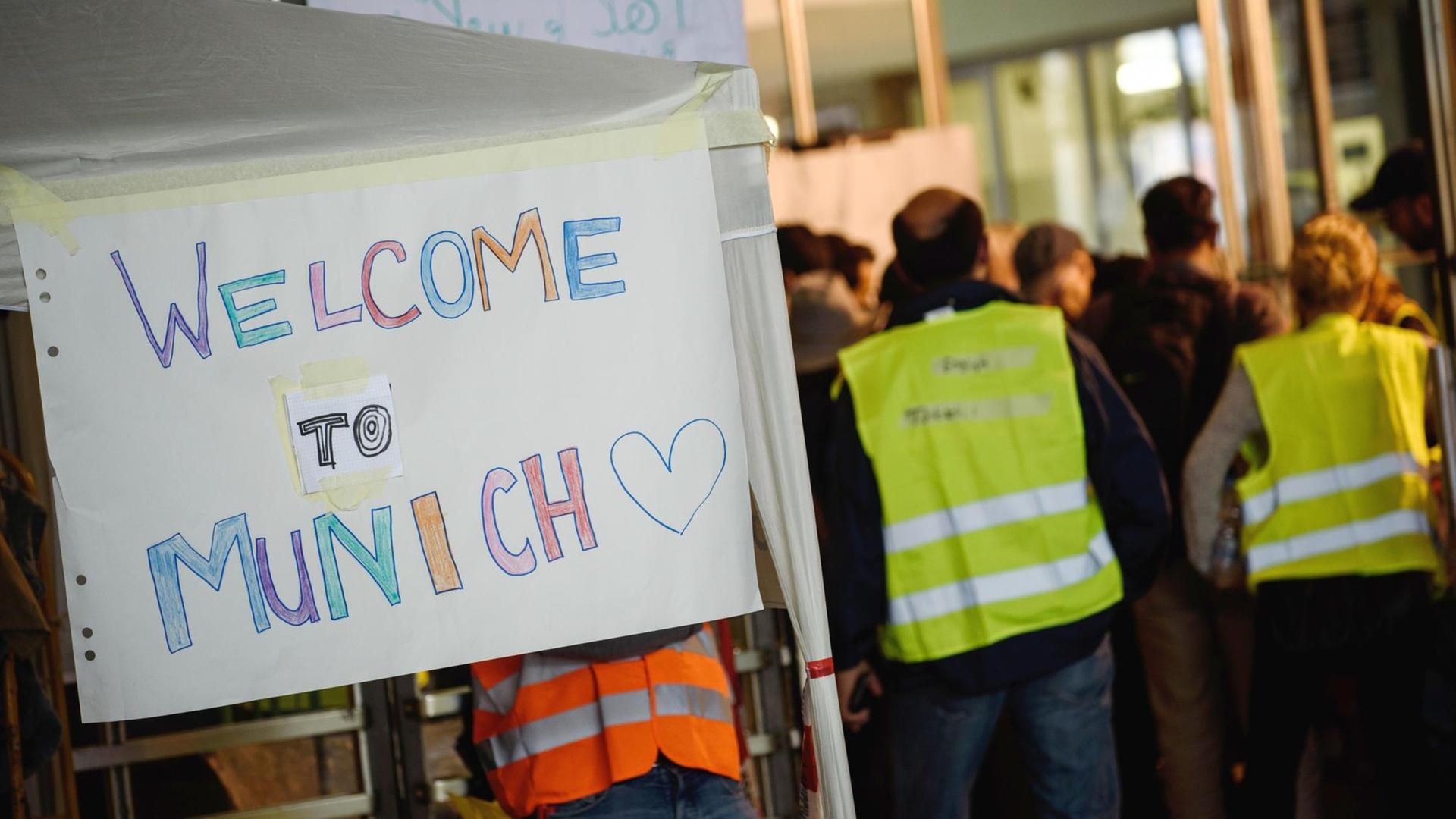 Ein Plakat mit der Aufschrift "Welcome to Munich" am Münchner Hauptbahnhof Ein Plakat mit der Aufschrift "Welcome to Munich" am Münchner Hauptbahnhof