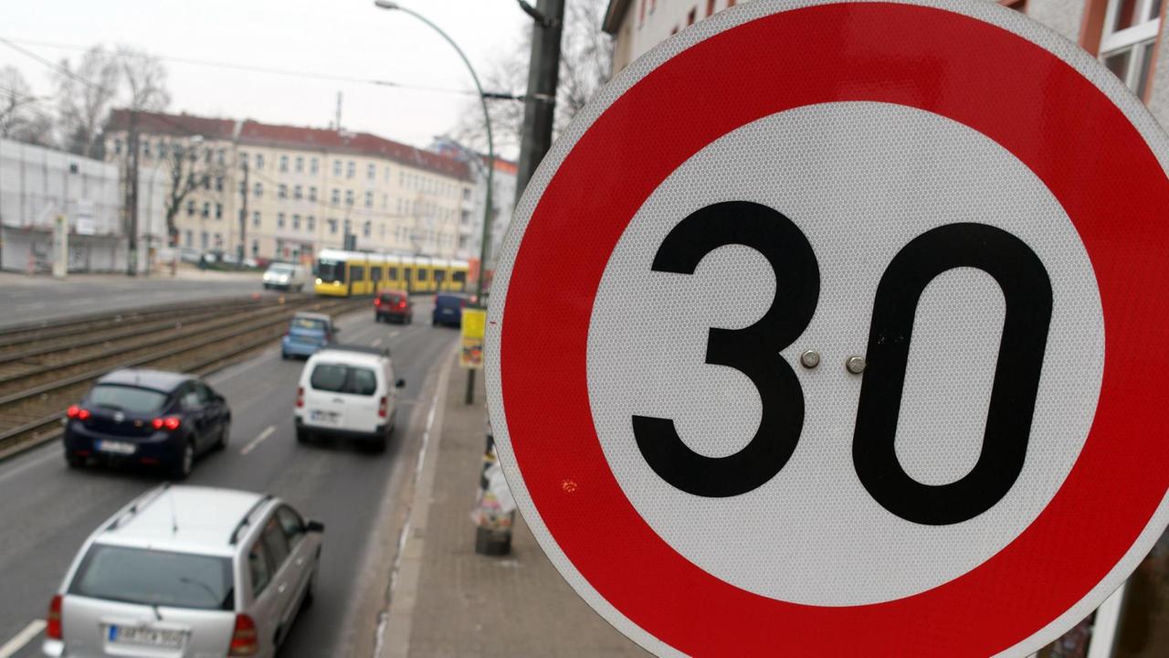 Ein Geschwindigkeitsschild für Tempo 30 ist auf der Berliner Allee am 05.01.2016 in Berlin zu sehen. Ein Geschwindigkeitsschild für Tempo 30 ist auf der Berliner Allee am 05.01.2016 in Berlin zu sehen.