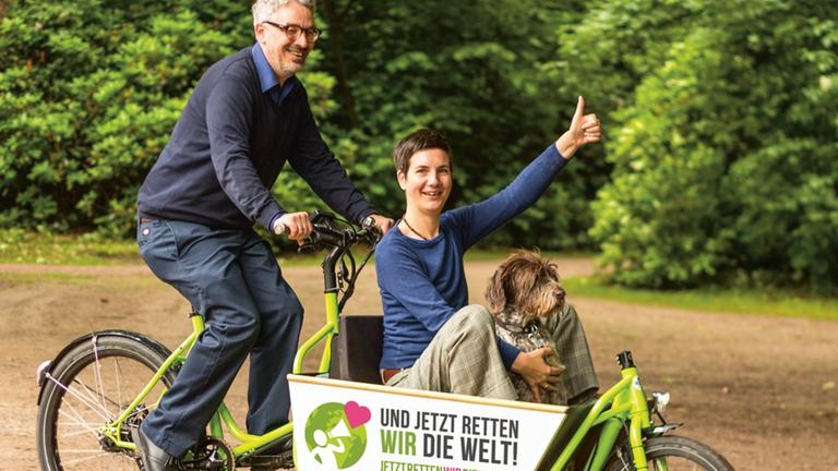 Ilona Koglin und Marek Rohde auf einem Lastenrad Ilona Koglin und Marek Rohde auf einem Lastenrad