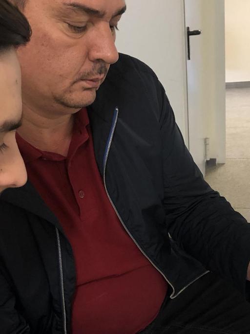 Diego Dinca und sein Vater Vasile sitzen beim Quartiermanagement in Hagen. Vater Vasile arbeitet bei einem Paketzusteller, hat dazu noch einen Job als Hausmeister. Auf dem Handy zeigt er Bilder aus seiner Heimat, aus Toflea, wo die Familie Dinca erfolgreiche Handwerker waren. Die Fotos zeigen große Schalen, Grillroste, alles aus Metall hergestellt.