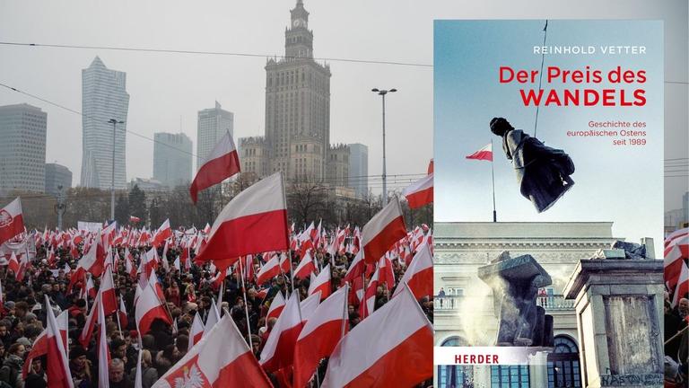 Tausende Menschen schwenken die polnische Falgge und feiern bei einer Kundgebung in Warschau den Jahrestag der polnischen Unabhängigkeit am 11.11.2018