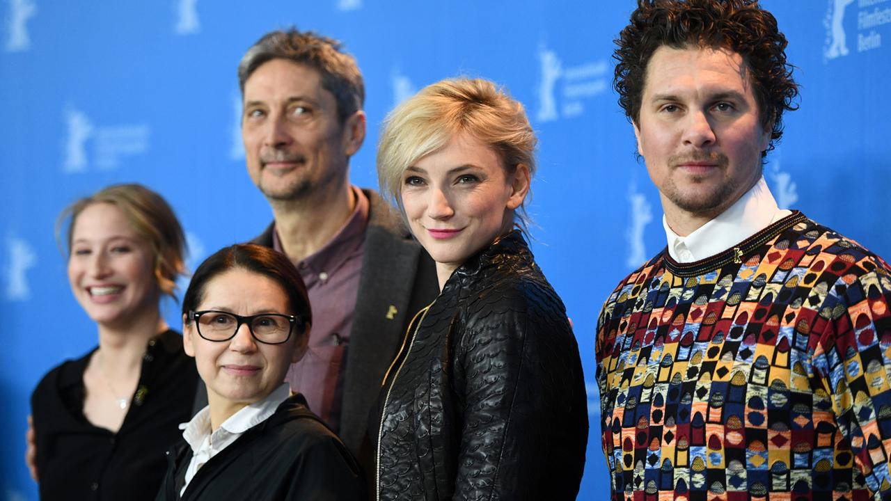 67. Internationale Filmfestspiele in Berlin, am 10.02.2017, Photocall «On Body and Soul»: Die Schauspieler Reka Tenki (l-r), Geza Morcsanyi, Ildiko Enyedi (Regisseurin), Alexandra Borbely, Ervin Nagy. Der ungarische Film läuft auf der Berlinale im Wettbewerb 67. Internationale Filmfestspiele in Berlin, am 10.02.2017, Photocall «On Body and Soul»: Die Schauspieler Reka Tenki (l-r), Geza Morcsanyi, Ildiko Enyedi (Regisseurin), Alexandra Borbely, Ervin Nagy. Der ungarische Film läuft auf der Berlinale im Wettbewerb
