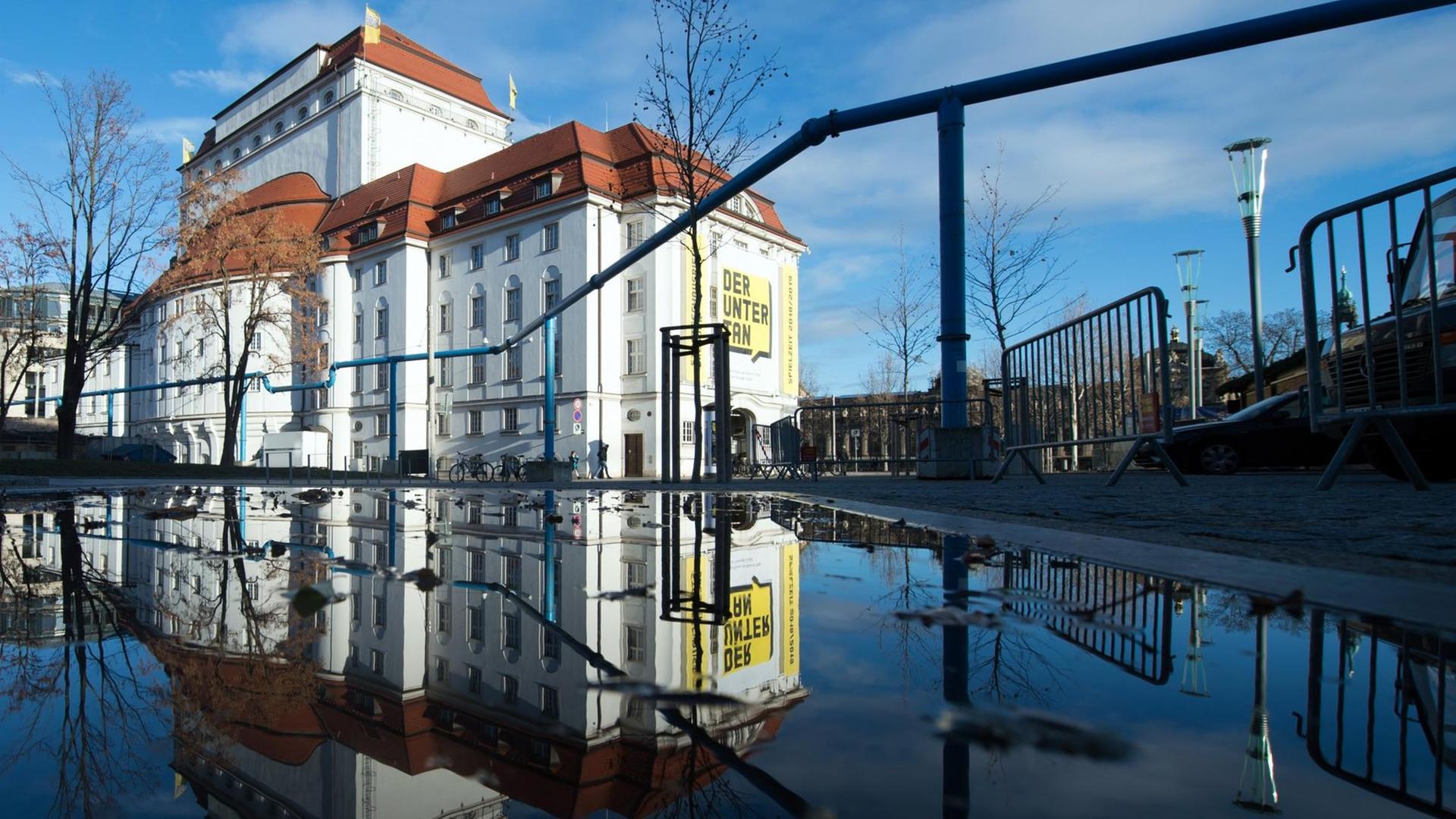 Das Schauspielhaus Dresden spiegelt sich in einer Pfütze. Das Schauspielhaus Dresden spiegelt sich in einer Pfütze.