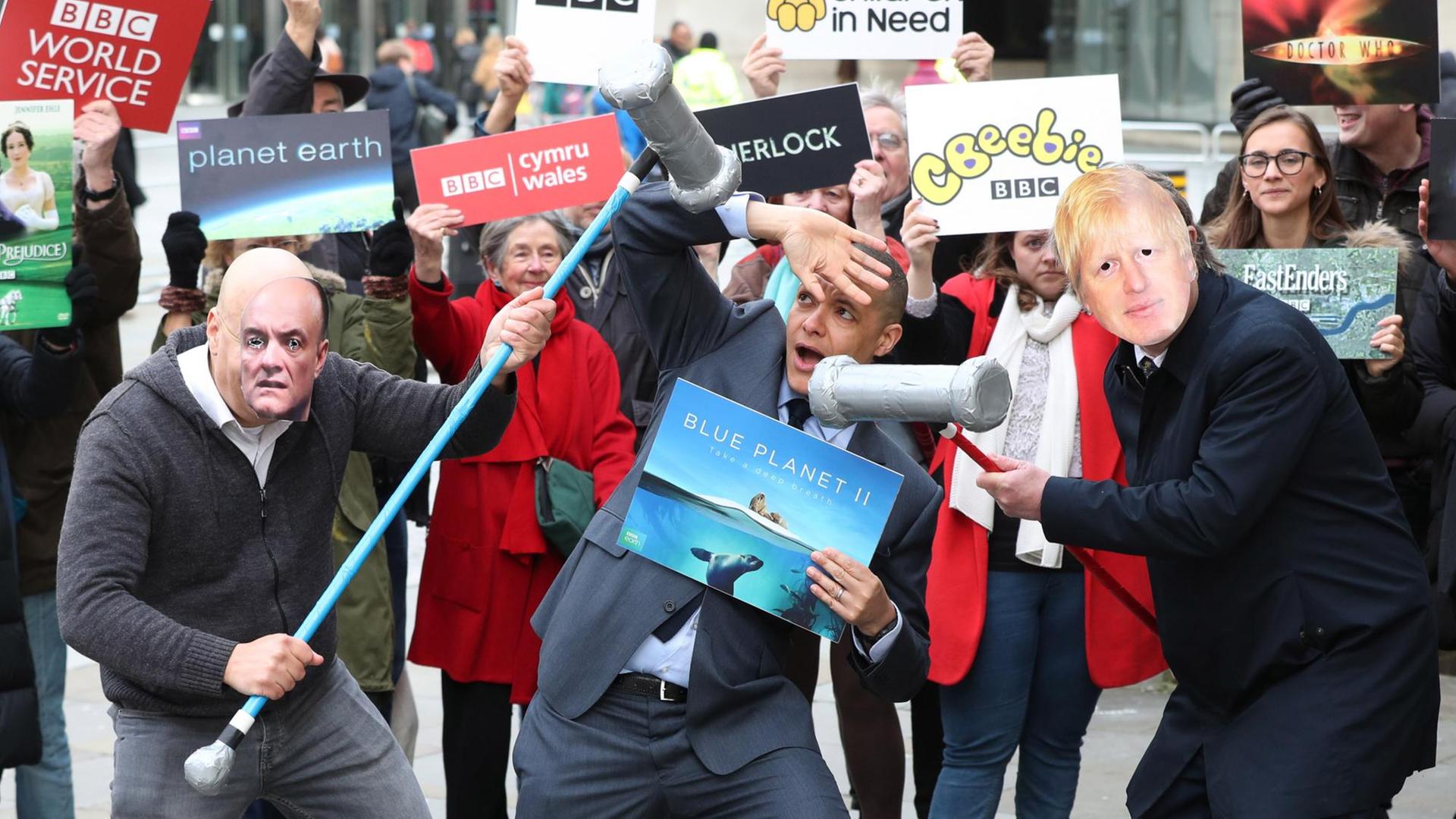 Eine BBC-TV-Nachricht über Boris Johnsons Covid-19-Erkrankung. Eine BBC-TV-Nachricht über Boris Johnsons Covid-19-Erkrankung.