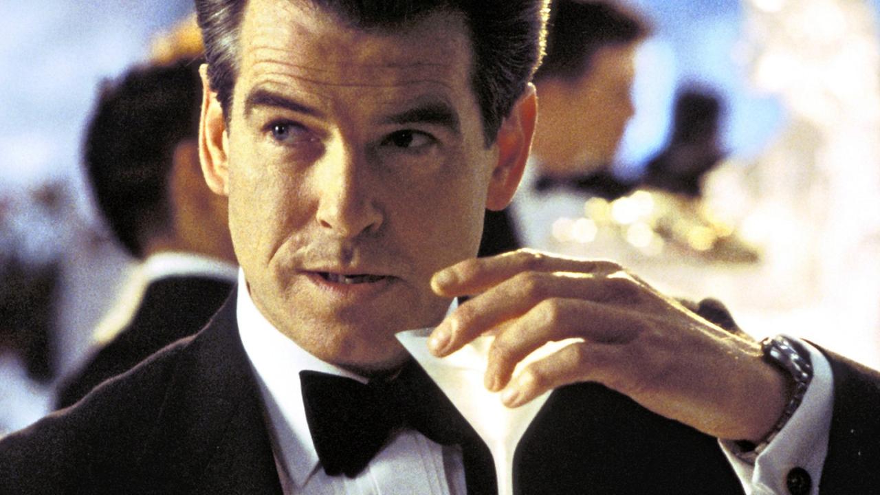 "Geschüttelt, nicht gerührt": James Bond (Pierce Brosnan) trinkt im neuen Kinofilm "James Bond 007 - Stirb an einem anderen Tag" einen Martini "Geschüttelt, nicht gerührt": James Bond (Pierce Brosnan) trinkt im neuen Kinofilm "James Bond 007 - Stirb an einem anderen Tag" einen Martini