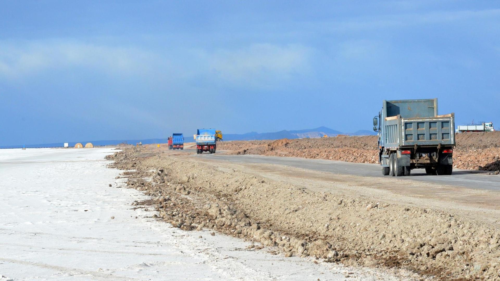 Die mitten im Salzsee von Uyuni aufgeschüttete Straße zum geplanten 40 Quadratkilometer großen Abbaukomplex von Lithium und Kalium in Bolivien. Die mitten im Salzsee von Uyuni aufgeschüttete Straße zum geplanten 40 Quadratkilometer großen Abbaukomplex von Lithium und Kalium in Bolivien.