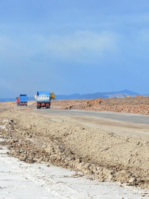 Die mitten im Salzsee von Uyuni aufgeschüttete Straße zum geplanten 40 Quadratkilometer großen Abbaukomplex von Lithium und Kalium in Bolivien.