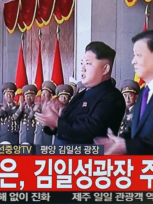 Der nordkoreanische Machthaber Kim Jong Un nimmt die Militärparade ab.