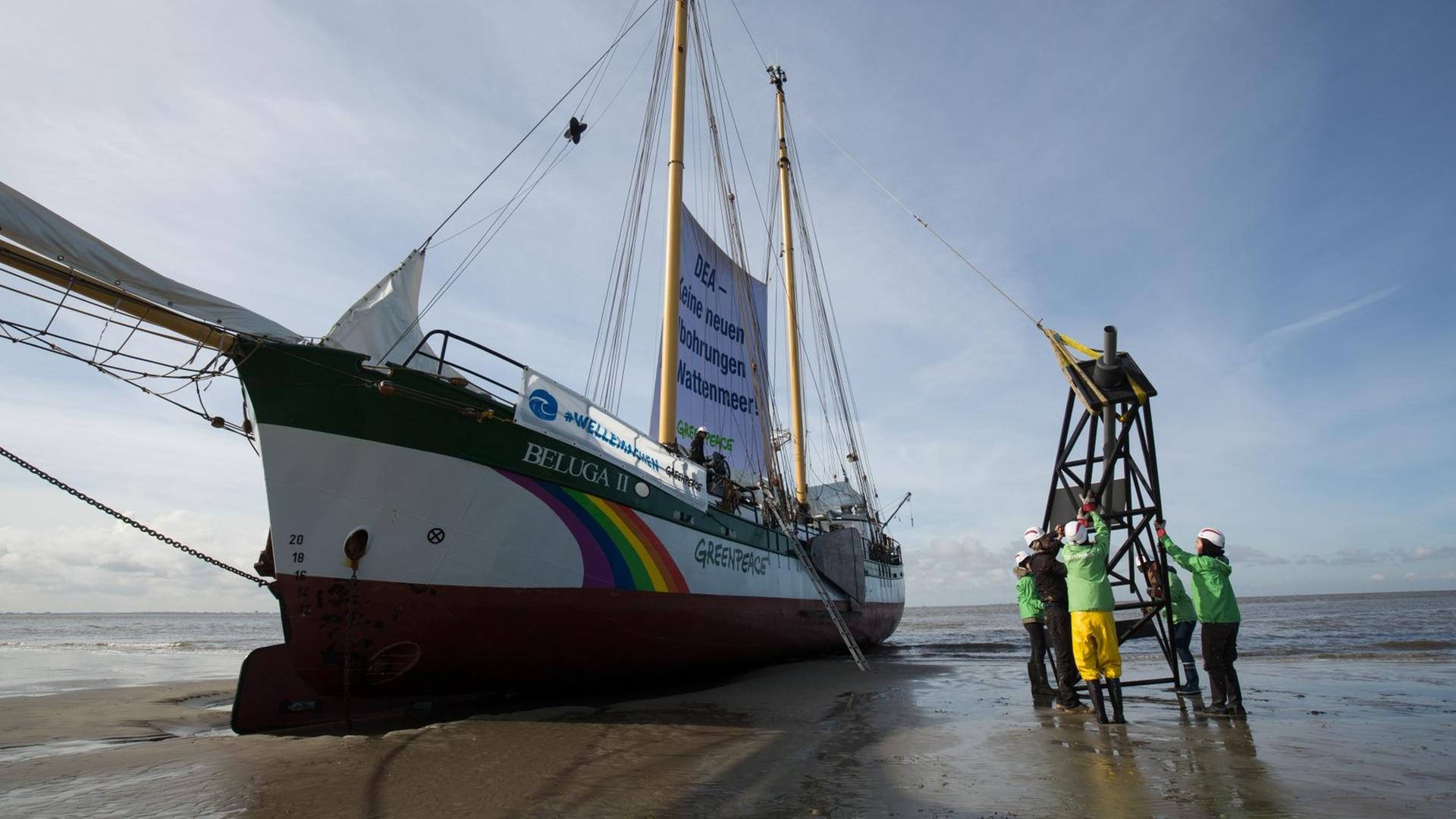 Aktivisten der Umweltorganisation Greenpeace demonstrieren am 31.03.2016 im schleswig-holsteinischen Wattenmeer bei Neuwerk vor Cuxhaven (Niedersachsen) gegen geplante Ölbohrungen des Förderkonzerns Dea Deutsche Erdöl AG. Aktivisten der Umweltorganisation Greenpeace demonstrieren am 31.03.2016 im schleswig-holsteinischen Wattenmeer bei Neuwerk vor Cuxhaven (Niedersachsen) gegen geplante Ölbohrungen des Förderkonzerns Dea Deutsche Erdöl AG.