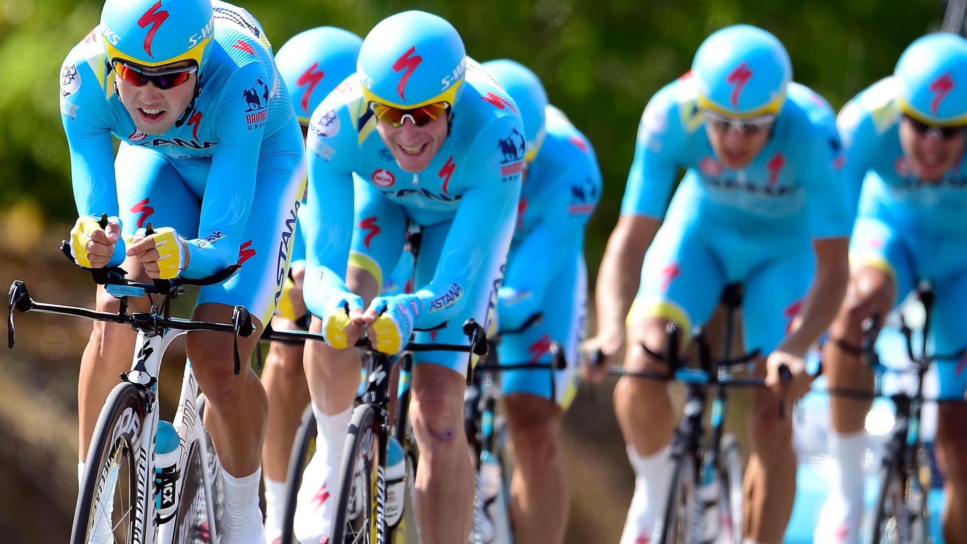 Das Astana-Team bei der UCI Road World Championships 2014 in Ponferrada, Spanien. Das Astana-Team bei der UCI Road World Championships 2014 in Ponferrada, Spanien.