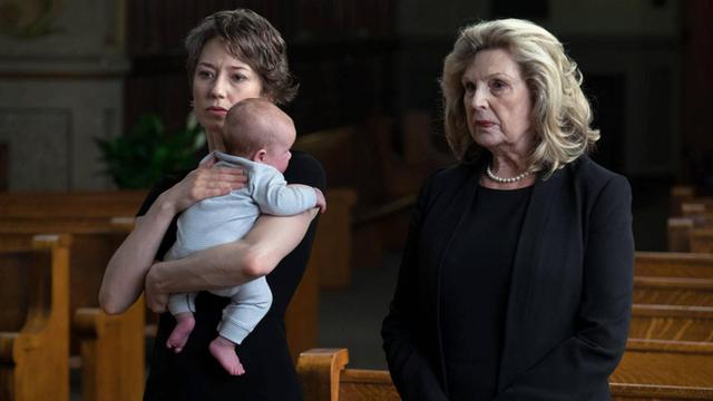 Szene aus "Widows" von Steve McQueen: Amanda (Carrie Coon) mit Baby auf dem Arm und ihre Mutter (Ann Mitchell)