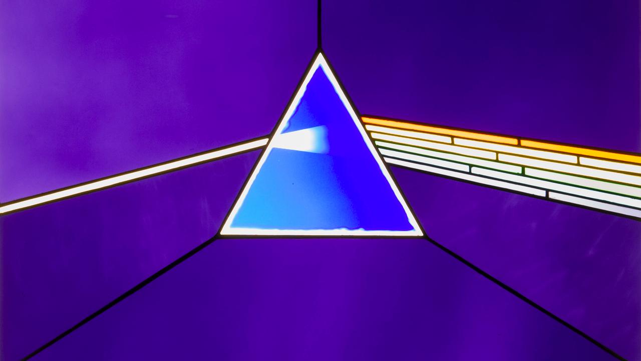 Die "Dark Side of the Moon"-Pyramide in der Ausstellung "Pink Floyd - The Mortal Remains" im Victoria & Albert Museum in London (2017) Die "Dark Side of the Moon"-Pyramide in der Ausstellung "Pink Floyd - The Mortal Remains" im Victoria & Albert Museum in London (2017)
