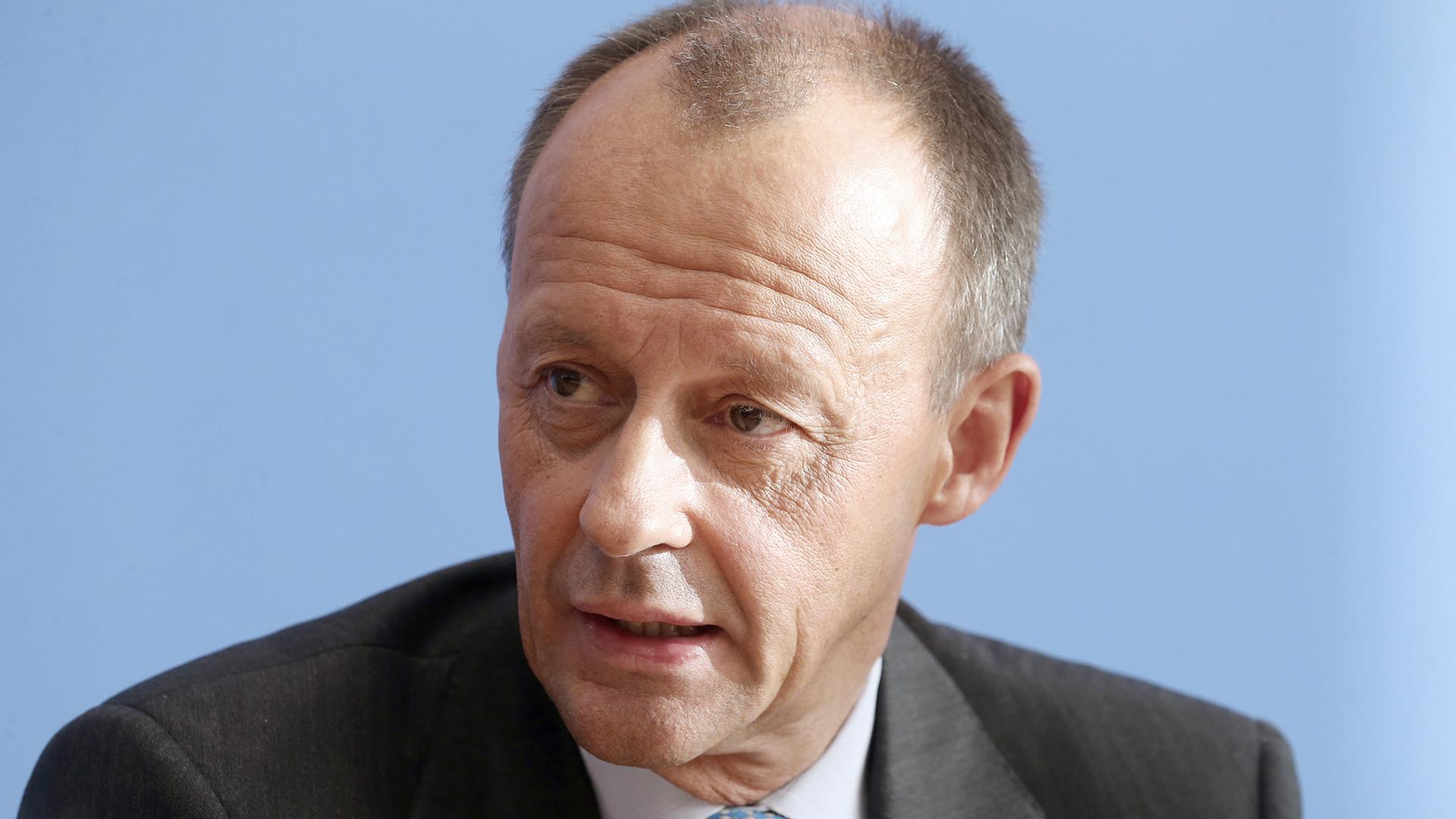 Friedrich Merz (CDU) äußert sich bei einer Pressekonferenz zu seiner Kandidatur für das Amt des Parteivorsitzenden der CDU. Friedrich Merz (CDU) äußert sich bei einer Pressekonferenz zu seiner Kandidatur für das Amt des Parteivorsitzenden der CDU.