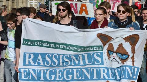 Junge Leute protestieren mit einem Transparent: "Rassismus entgegentreten!" im April 2016 in Jena gegen einen Aufmarsch des islamfeindlichen Pegida-Ableges Thügida.
