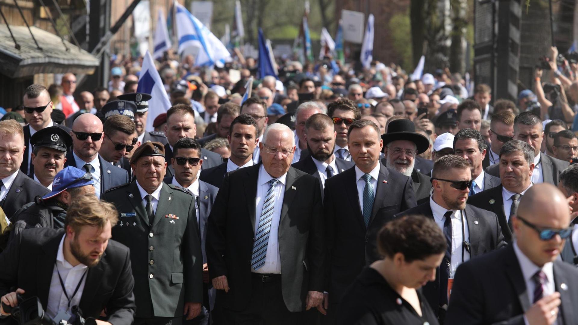 Der israelische Präsident Reuven Rivlin und der polnische Präsident Andrzej Duda beim 27. Marsch der Lebenden in Auschwitz. Der israelische Präsident Reuven Rivlin und der polnische Präsident Andrzej Duda beim 27. Marsch der Lebenden in Auschwitz.