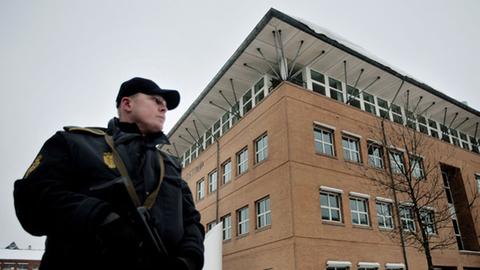 Ein Polizist vor dem Glostrup-Gerichtshaus in Kopenhagen.