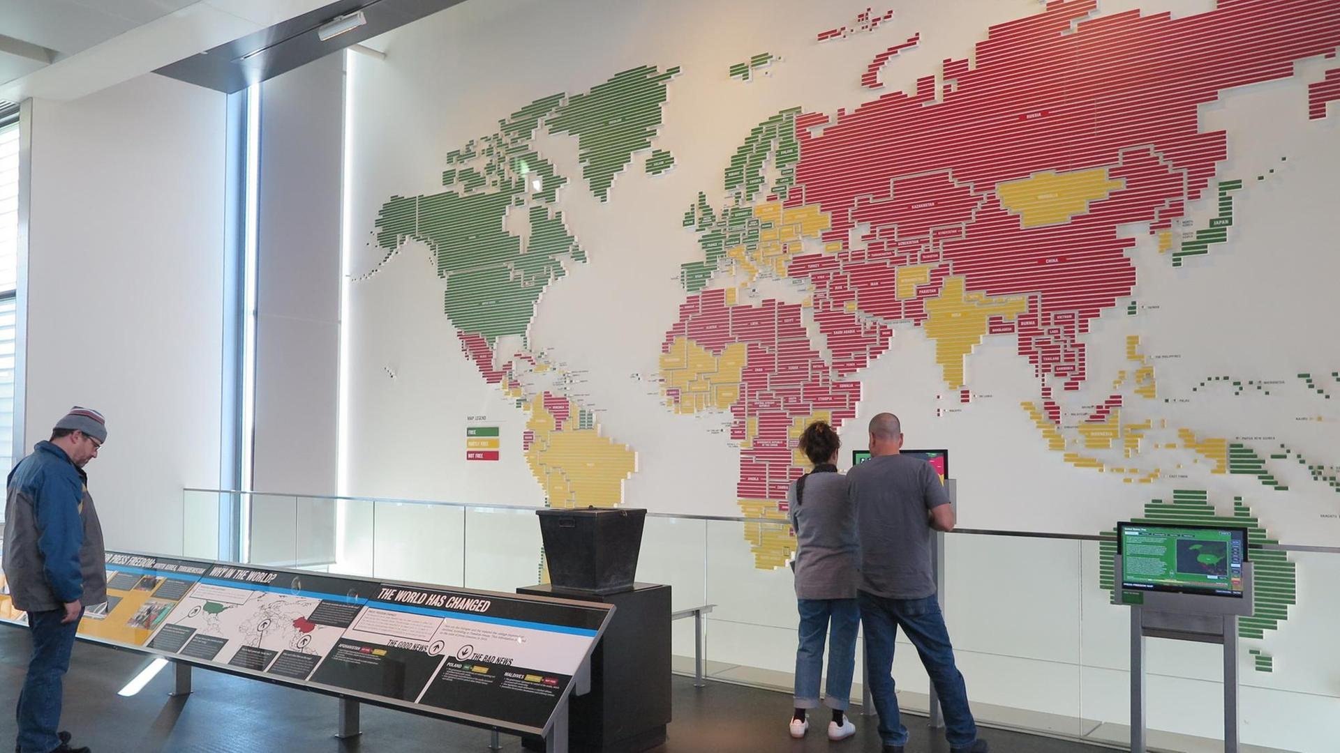 Besucher betrachten im Medienmuseum Newseum in Washington eine Weltkarte zum Stand der Pressefreiheit. Besucher betrachten im Medienmuseum Newseum in Washington eine Weltkarte zum Stand der Pressefreiheit.