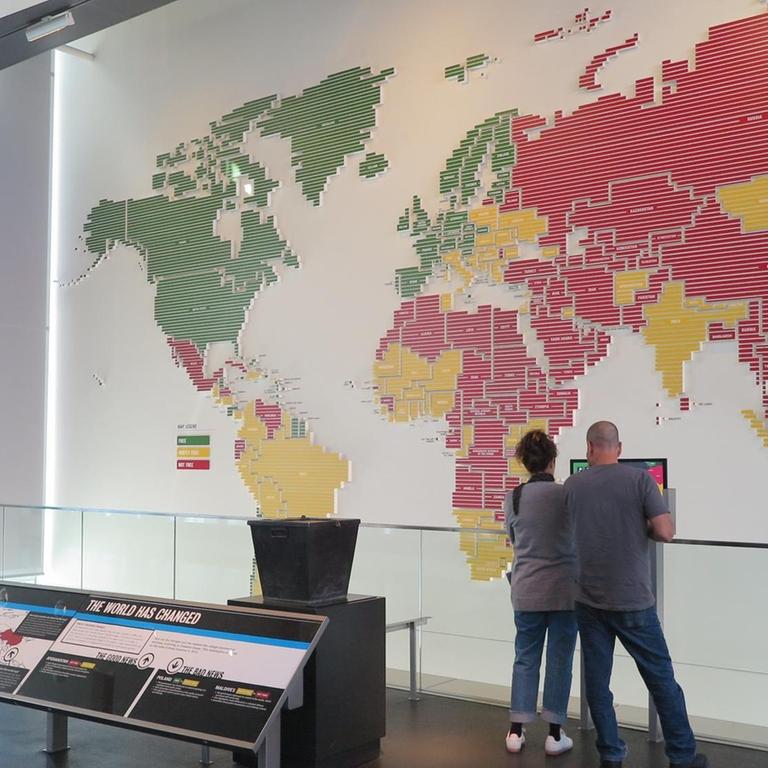 Besucher betrachten im Medienmuseum Newseum in Washington eine Weltkarte zum Stand der Pressefreiheit.