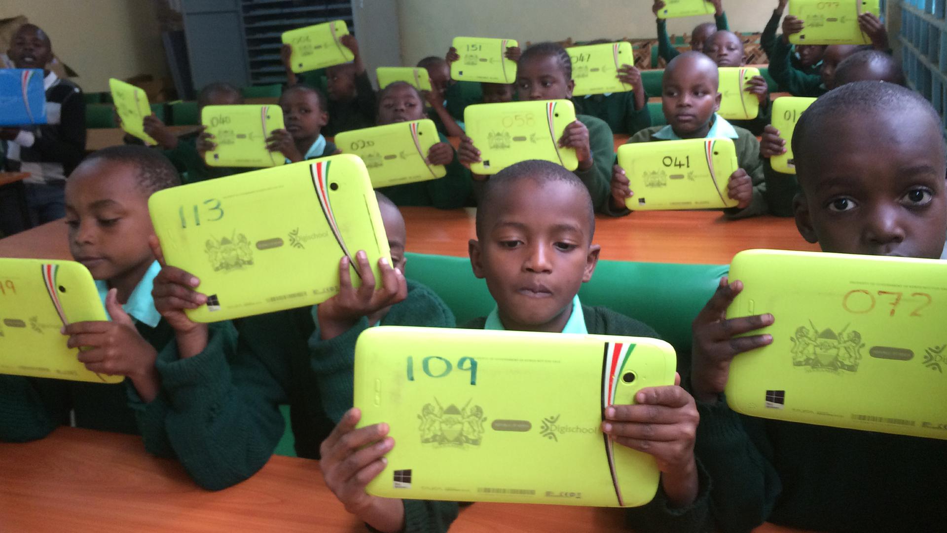 Kenia: Schüler posieren mit ihren neuen Tablets.