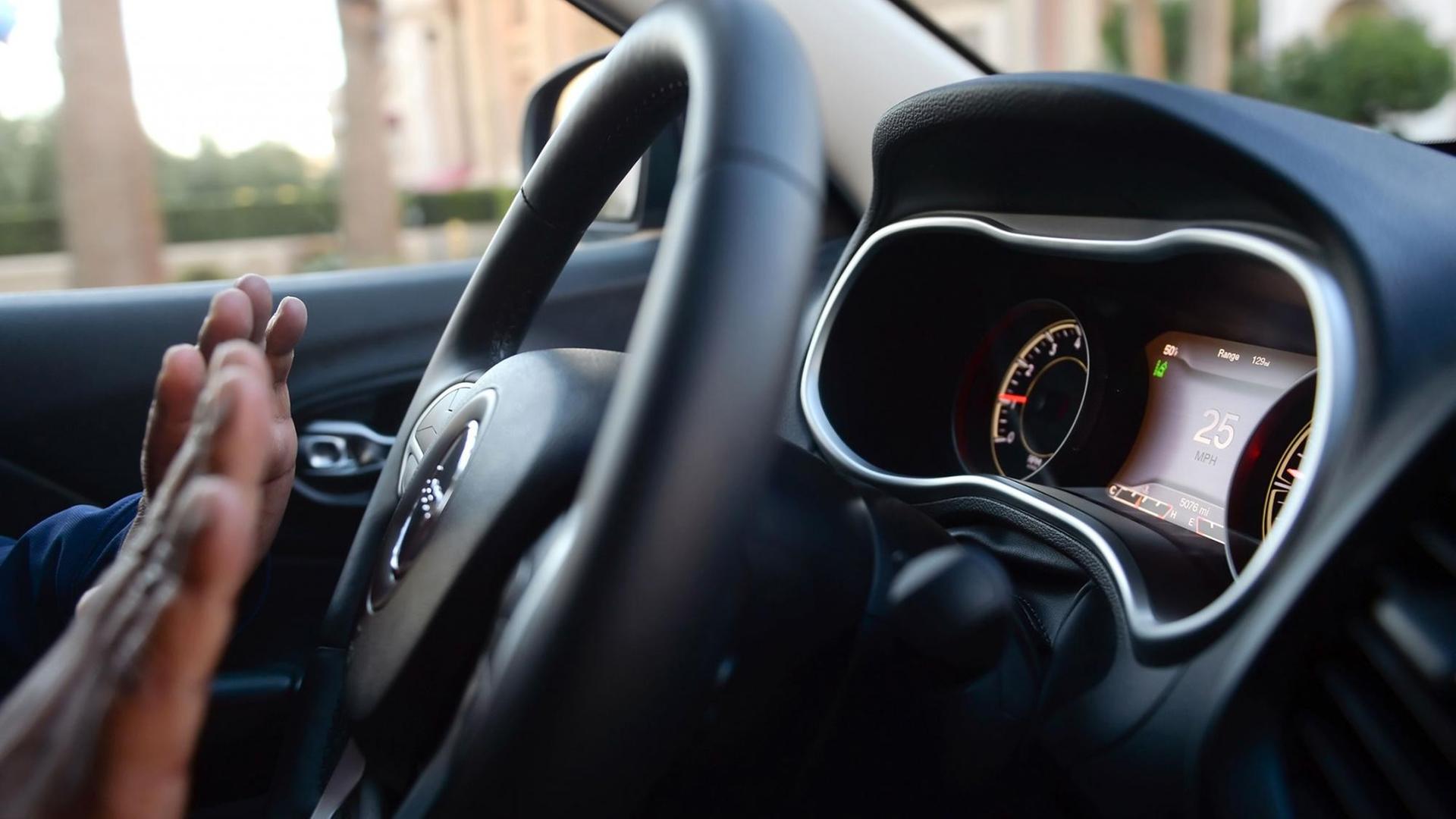 Ein mit Bosch-Technik ausgestattetes, autonom fahrendes Auto des Typs Jeep Cherokee Ein mit Bosch-Technik ausgestattetes, autonom fahrendes Auto des Typs Jeep Cherokee