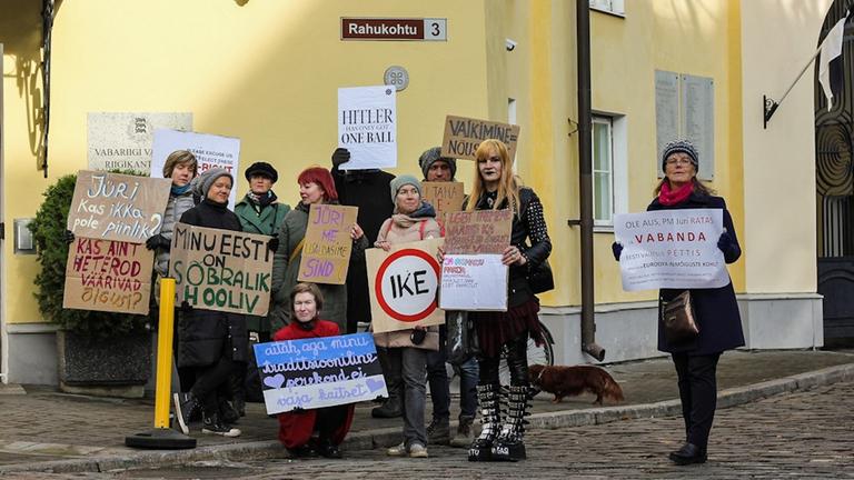 Protestierende gegen die rechts-konservativ-liberale Regierungskoalition in Tallinn