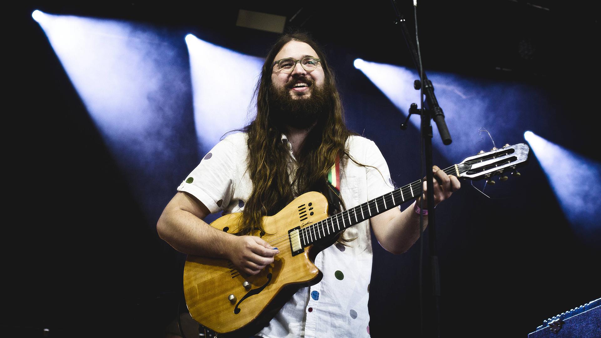 Der amerikanische Singer / Songwriter Matthew E. White bei einem Auftritt auf dem Roskilde Festival 2013. Der amerikanische Singer / Songwriter Matthew E. White bei einem Auftritt auf dem Roskilde Festival 2013.