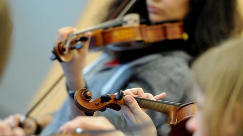 Jugendliche Geige (Symbolfoto)