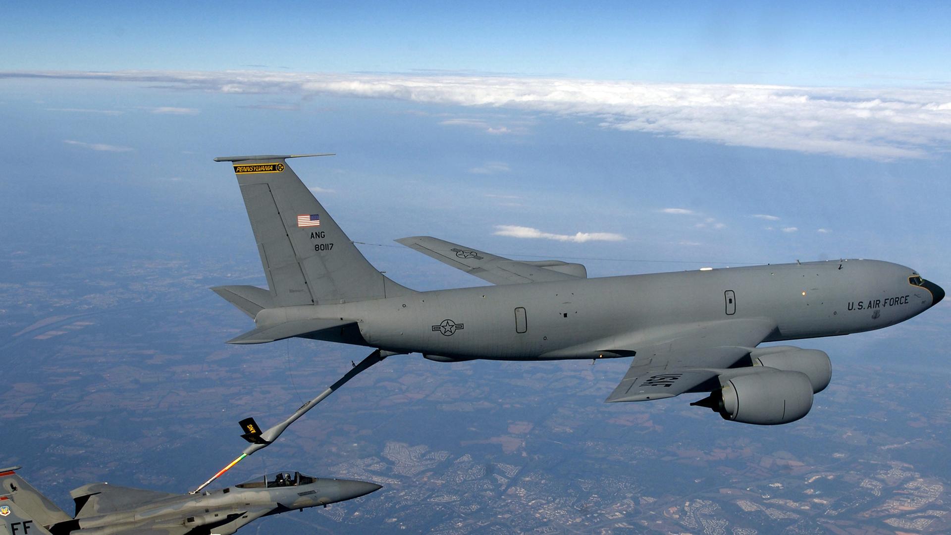 Ein F-15 Kampfflugzeug der USA wird von einem Tankflugzeug über Washington beliefert. Ein F-15 Kampfflugzeug der USA wird von einem Tankflugzeug über Washington beliefert.
